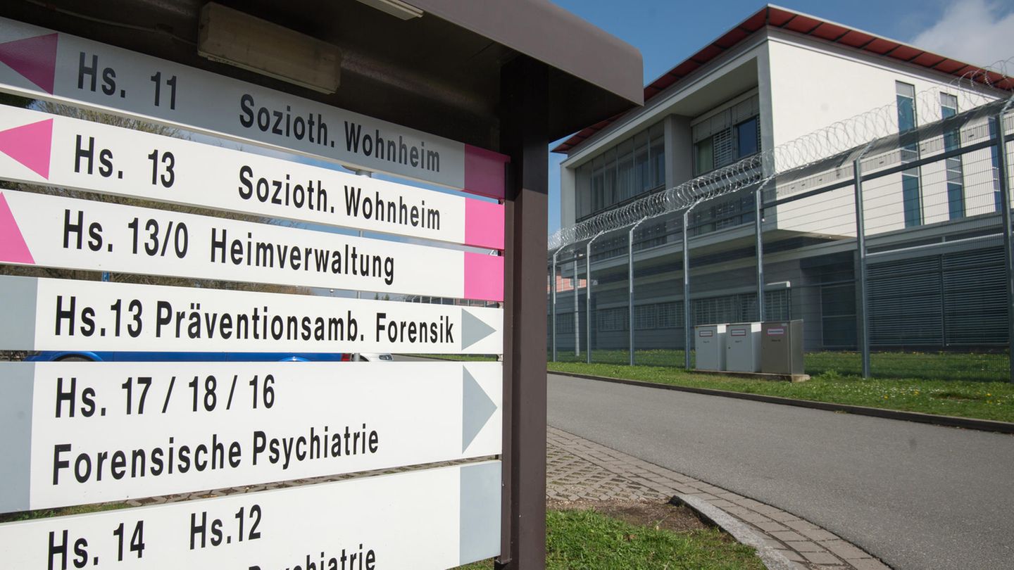 Das Gebäude der forensischen Psychiatrie am Bezirksklinikum Ansbach