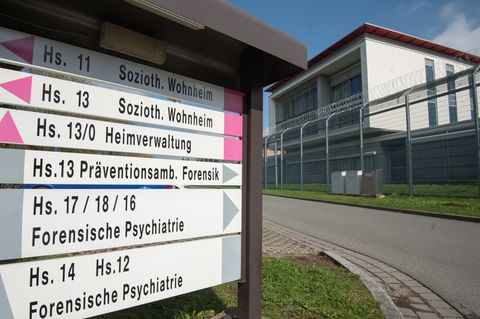 Das Gebäude der forensischen Psychiatrie am Bezirksklinikum Ansbach