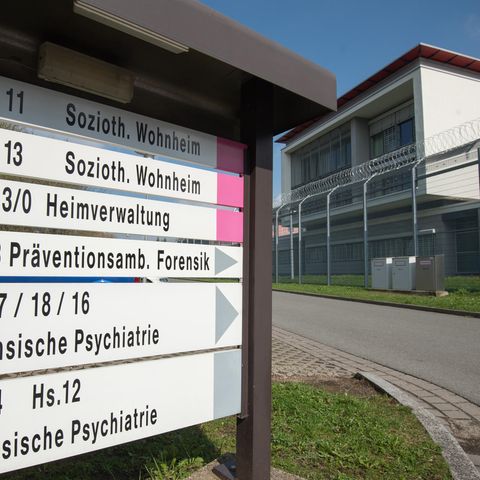 Das Gebäude der forensischen Psychiatrie am Bezirksklinikum Ansbach