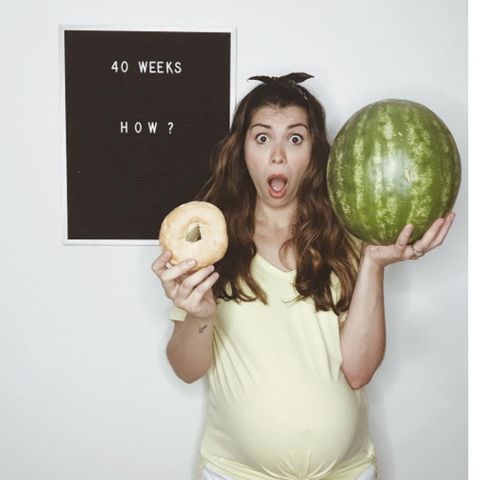 Schwangere Frau mit Wassermelone und Bagel: "Wie soll das durch das passen?"
