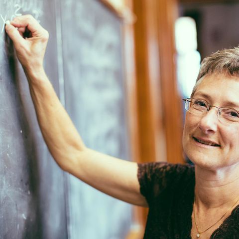 Lehrerin schreibt an die Tafel