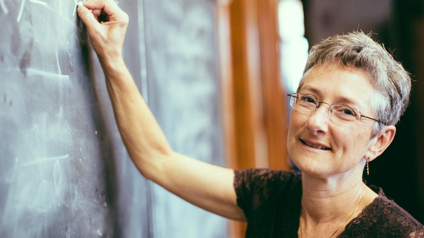 Lehrerin schreibt an die Tafel