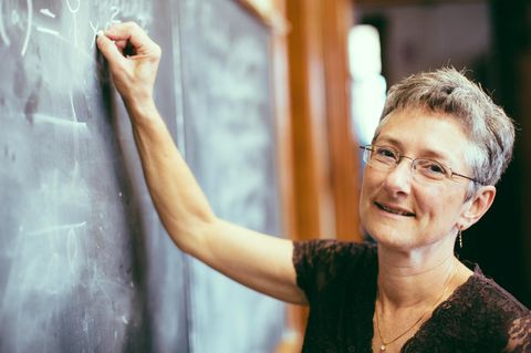 Lehrerin schreibt an die Tafel