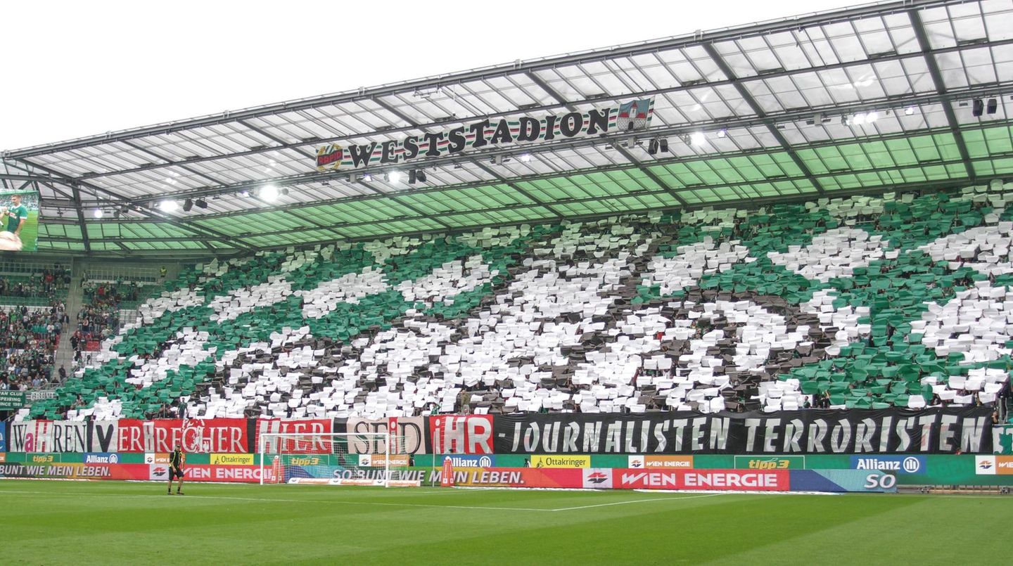 Ultras von Rapid während des letzten Heimspiels. Ein Ultra wurden wegen Zeigen des Hitlergrußes verurtei