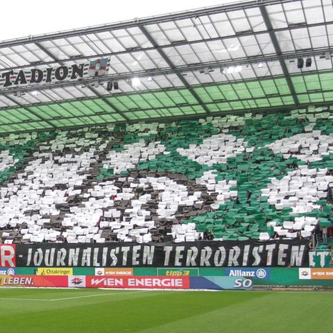Ultras von Rapid während des letzten Heimspiels. Ein Ultra wurden wegen Zeigen des Hitlergrußes verurtei