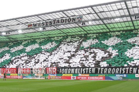 Ultras von Rapid während des letzten Heimspiels. Ein Ultra wurden wegen Zeigen des Hitlergrußes verurtei