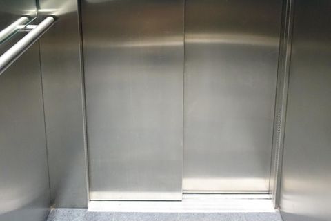 In einem Krankenhaus-Aufzug wird eine frischgebackene Mutter regelrecht zerquetscht und stirbt