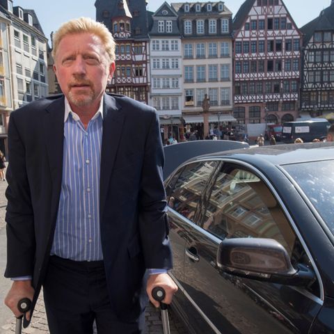 Boris Becker mit Krücken auf dem Frankfurter Römerberg