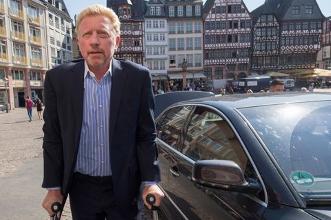 Boris Becker mit Krücken auf dem Frankfurter Römerberg