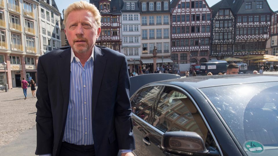 Boris Becker mit Krücken auf dem Frankfurter Römerberg