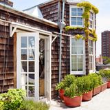 Alte Holzschindel und ganz viel Licht machen das Cottage zum perfekten Atelier.