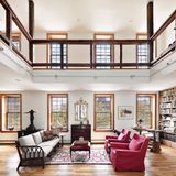 Der zentrale Raum der Wohnung geht über zwei Wohnebenen.