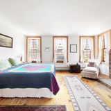 Schlafzimmer mit Kamin.