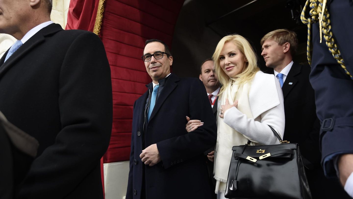 US-Finanzminister Steven Mnuchin und seine Frau Louise Linton flogre für einen Tages-Trip nach Kentucky. Bei ihrer Rückkehr gab es Aufregung.
