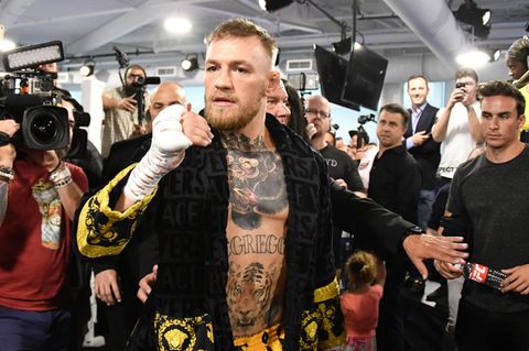 UFC-Champion Conor McGregor aus Irland stellt sich bei einem Presse-Training den Kameras
