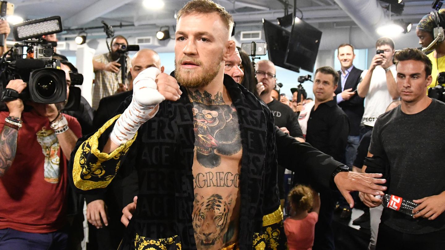 UFC-Champion Conor McGregor aus Irland stellt sich bei einem Presse-Training den Kameras