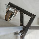 Auf den Industrierollen hängt der Stahlrahmen der Konstruktion.