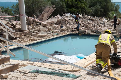 Einsatzkräfte untersuchten in der vergangenen Woche in Alcanar die Trümmer des explodierten Wohnhauses