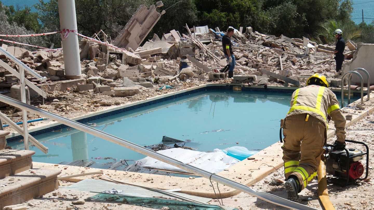 Einsatzkräfte untersuchten in der vergangenen Woche in Alcanar die Trümmer des explodierten Wohnhauses