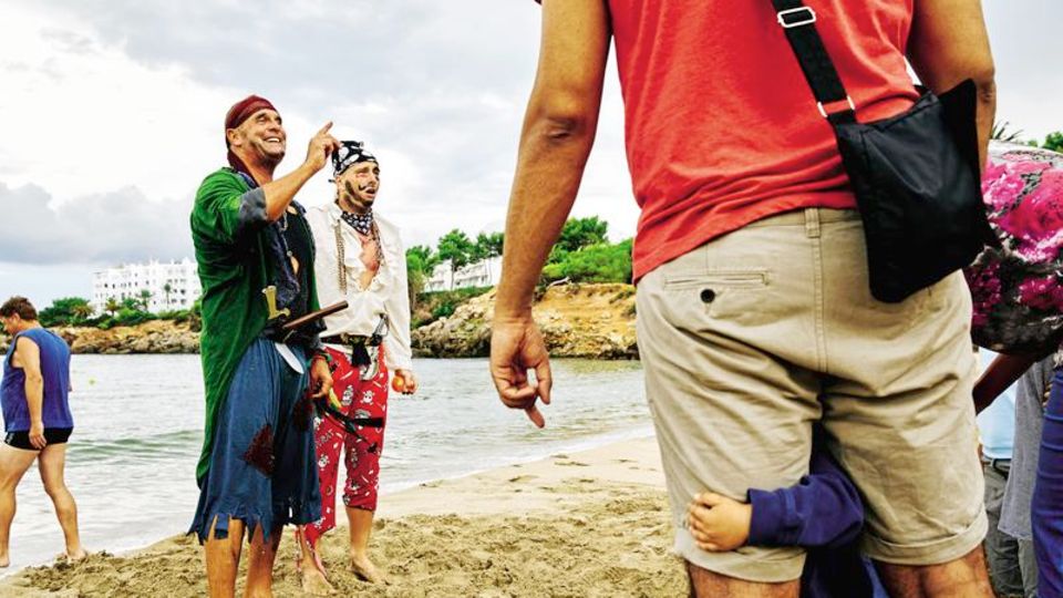 Ein Mann, viele Rollen: Pirat Puch (links) überfällt einen Strand, um Kindern einen Schatz abzujagen – und lässt sich natürlich in die Flucht schlagen