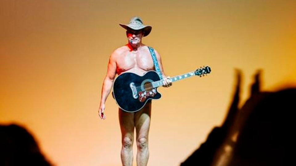 Noch ein Klassiker: Wenn der Animateur als "Naked Cowboy" auftritt, trägt er kaum mehr als Hut und Gitarre