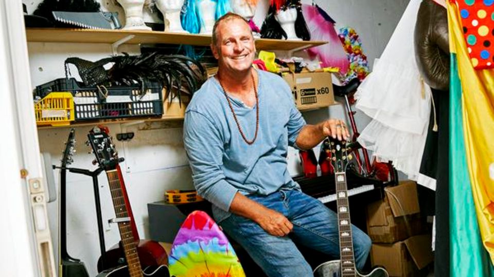 Backstage und ungeschminkt: 30 Jahre lang arbeitete Puch im Club Cala Pada auf Ibiza. Als dieser von einem großen Konzern übernommen wurde, machte der Animateur sich selbstständig und wechselte mit seinem Team ins kleinere Cooee Cala Llenya Resort