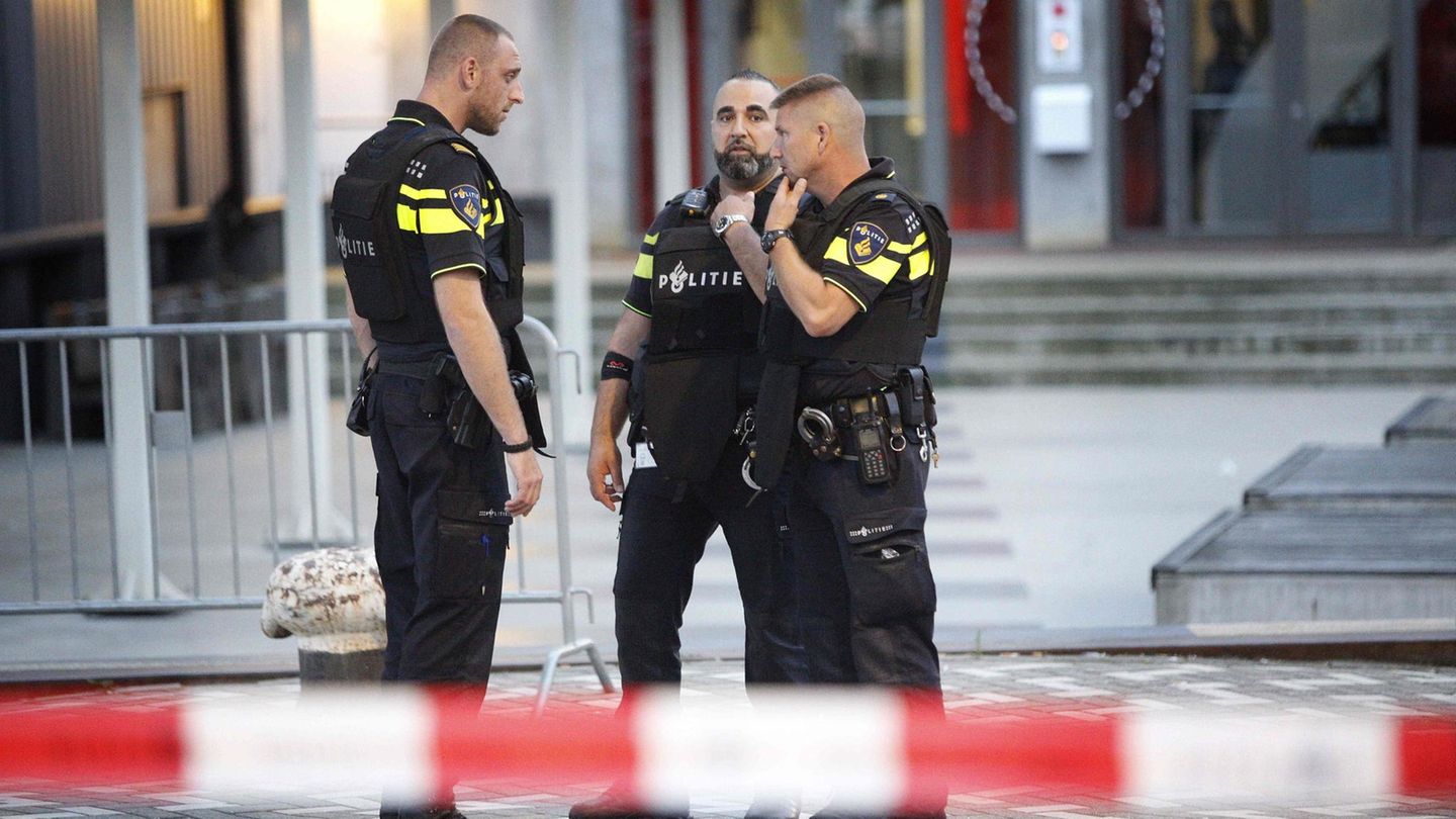 Niederländische Polizisten vor dem Rotterdamer Club Maassilo