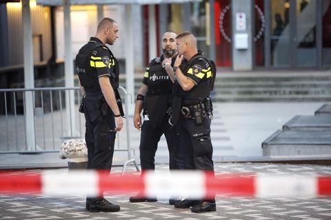 Niederländische Polizisten vor dem Rotterdamer Club Maassilo