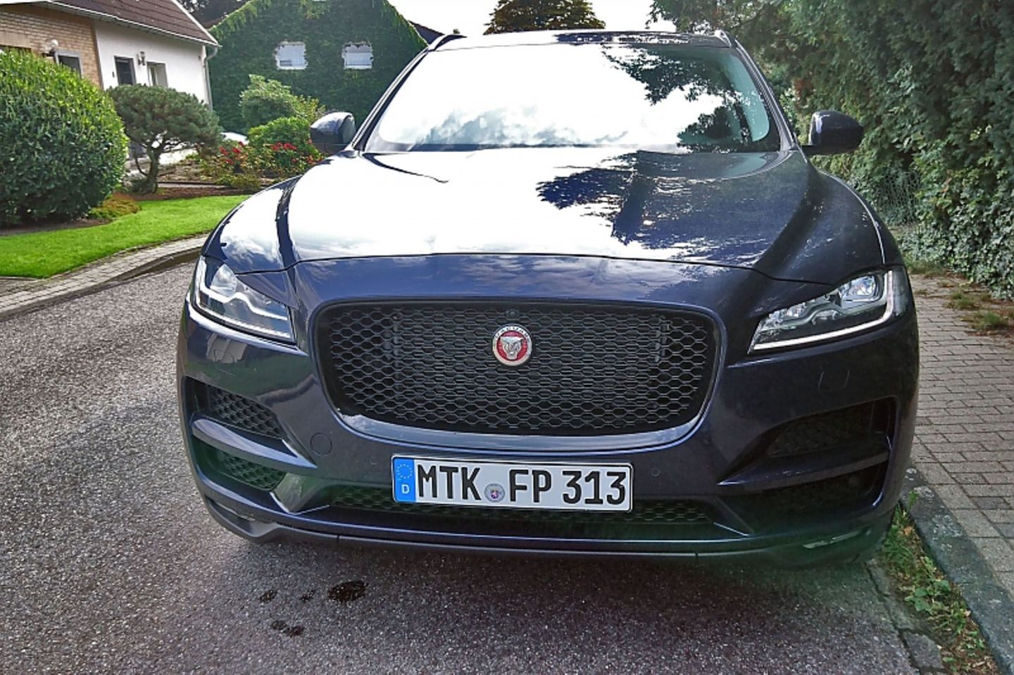 Der Jaguar F-Pace 25d AWD ist 2,18 Meter breit,...