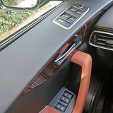 Die Bedienung der elektrischen Fenster befindet sich gewöhnungsbedürftig oben.