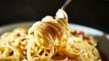 Spaghetti Aglio e Olio  Dieses Nudelgericht stammt aus Rom und zählt wahrscheinlich zu den einfachsten und besten Pastarezepten der italienischen Küche. Was man dafür braucht? Eigentlich nur Knoblauch, Olivenöl und Peperoncino. Hier geht's zum Rezept!