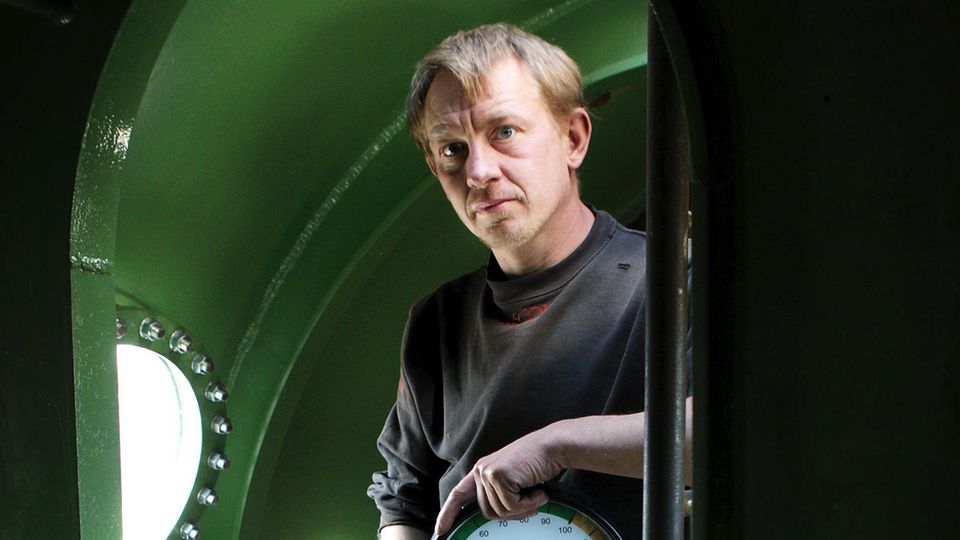 Peter Madsen steht 2008 in seinem U-Boot: Die im Privatbesitz befindliche "Nautilus" ist vor der Küste von Kopenhagen untergegangen Peter Madsen steht 2008 in seinem U-Boot "Nautilus"