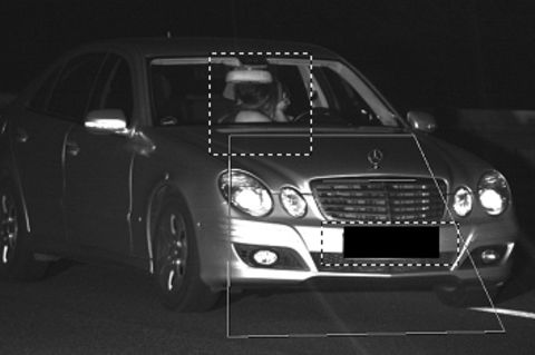Ein Fahrer und seine Beifahrerin küssen sich während der Fahrt im Auto - und werden dabei bei Dortmund geblitzt