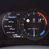 Die Drehzahlscheibe fährt auf Knopfdruck mechanisch nach rechts, um weitere Informationen freizugeben