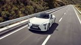 Der Lexus LC 500h erreicht nach fünf Sekunden Landstraßen-Tempo