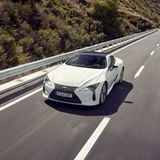Der Lexus LC 500h erreicht nach fünf Sekunden Landstraßen-Tempo