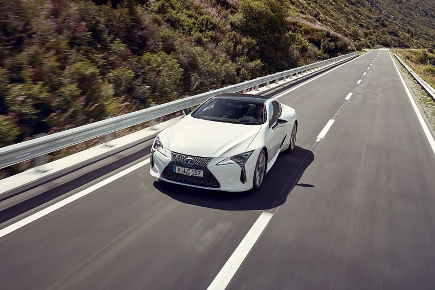 Der Lexus LC 500h erreicht nach fünf Sekunden Landstraßen-Tempo