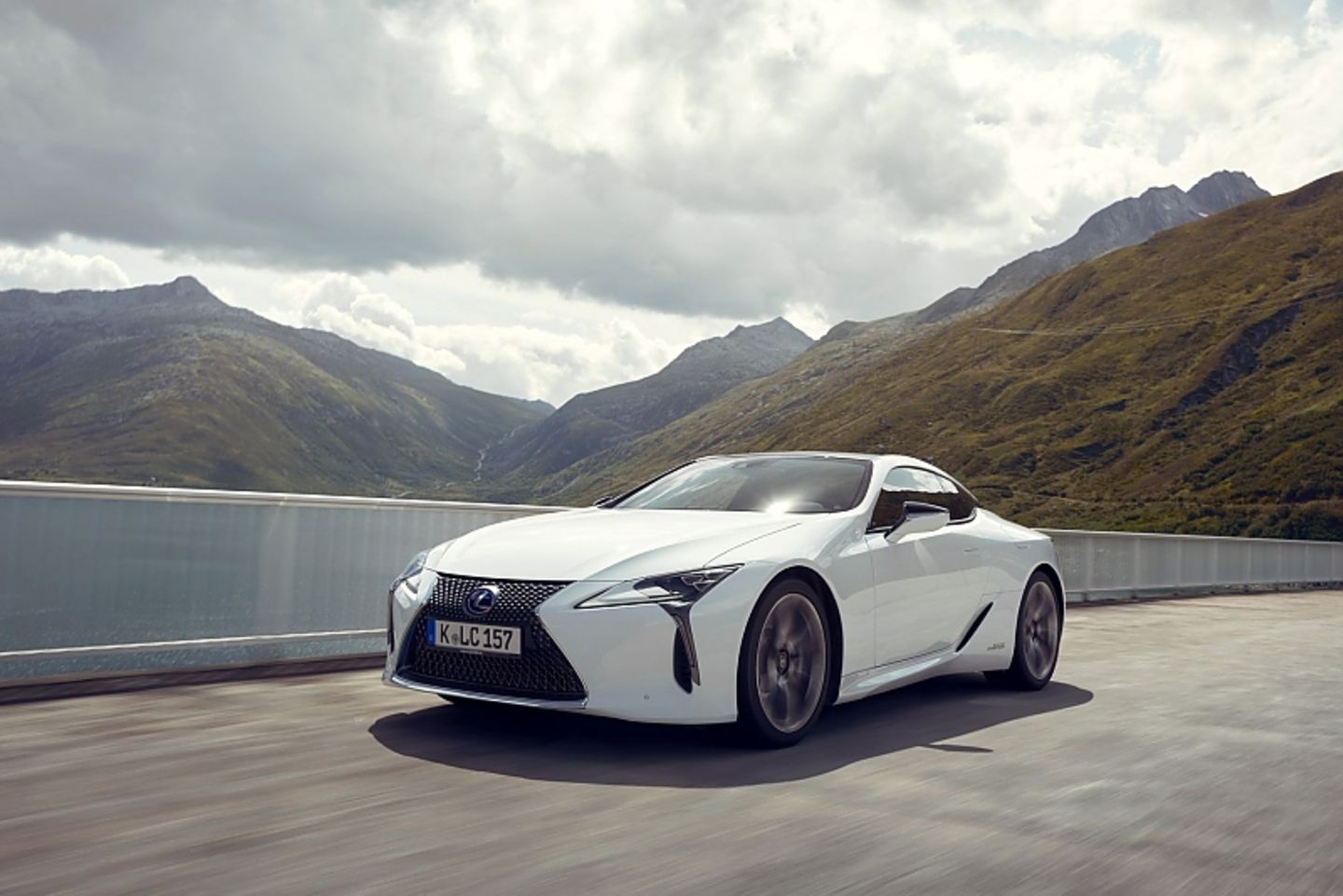 Der Lexus LC 500h wiegt rund zwei Tonnen