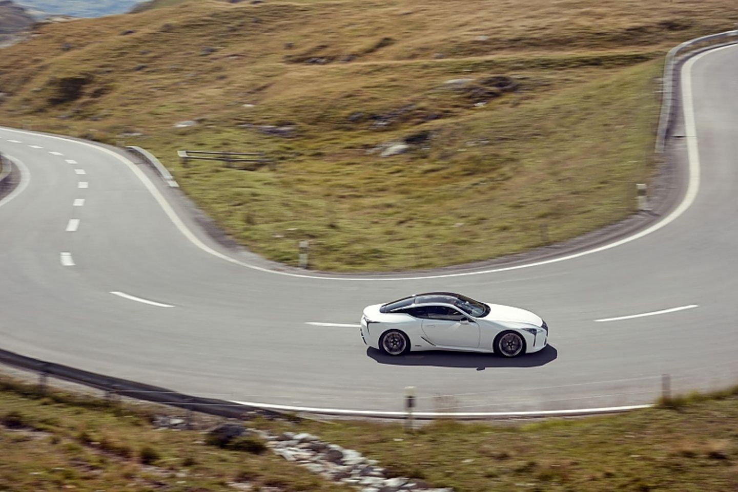 In den Kurven schlägt sich das Hybrid-Coupé ganz beachtlich