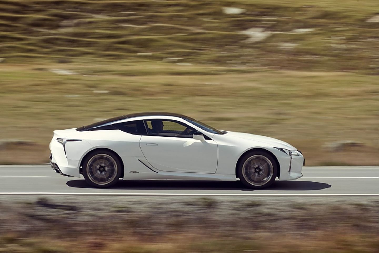 Der Lexus LC 500h ist 4,77 Meter lang