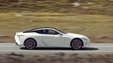 Der Lexus LC 500h ist 4,77 Meter lang