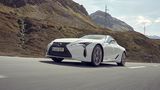Der Lexus LC 500h ist 250 km/h schnell