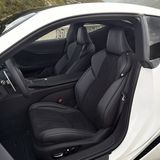 Die Sitze sind bequem, aber die Lenksäule zu kurz und die Kopffreiheit könnte besser sein