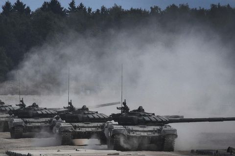 Kampfpanzer vom Typ T-90 rollen über das Übungsgelände.