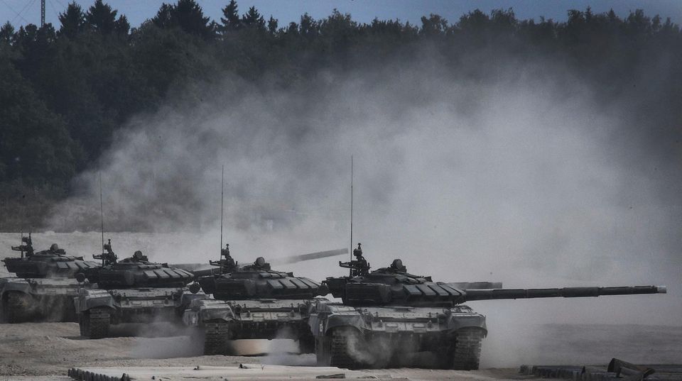 Kampfpanzer vom Typ T-90 rollen über das Übungsgelände.