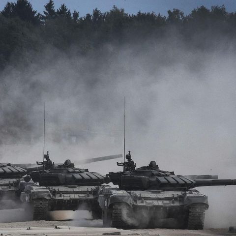 Kampfpanzer vom Typ T-90 rollen über das Übungsgelände.