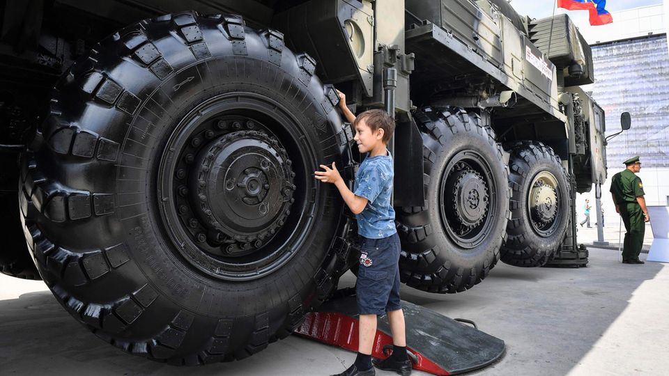 Army 2017 Messe: Atomwaffen zum Anfassen - ein Junge spielt mit den Reifen des Transporters einer Topol-M Interkontinentalrakete. Atomwaffen zum Anfassen - ein Junge spielt mit den Reifen des Transporters einer Topol-M Interkontinentalrakete.