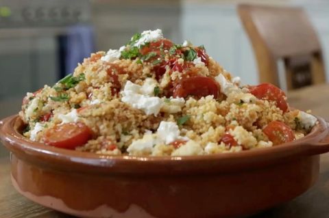 Frisch und leicht: Couscous mit geschmolzenen Tomaten und Schafskäse