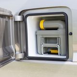 Die Toilettenkassette kann reisemobiltypisch herausgezogen werden.