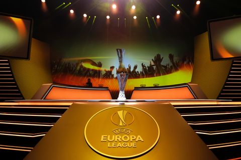 Der Pokal der UEFA Europa League wird bei der Gruppen-Auslosung ausgestellt